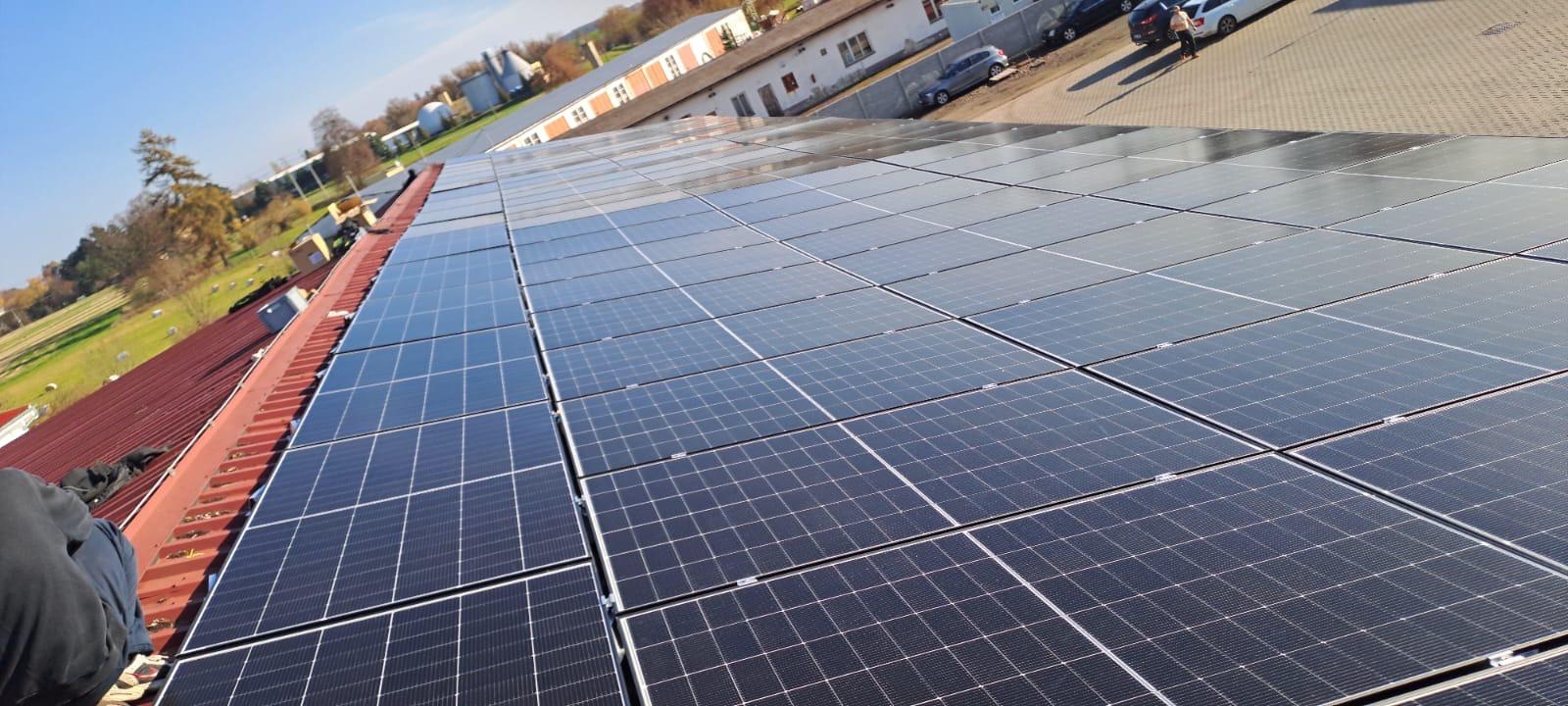 Hybridní FVE 50kWp a BESS 100kWh se sdílením energie